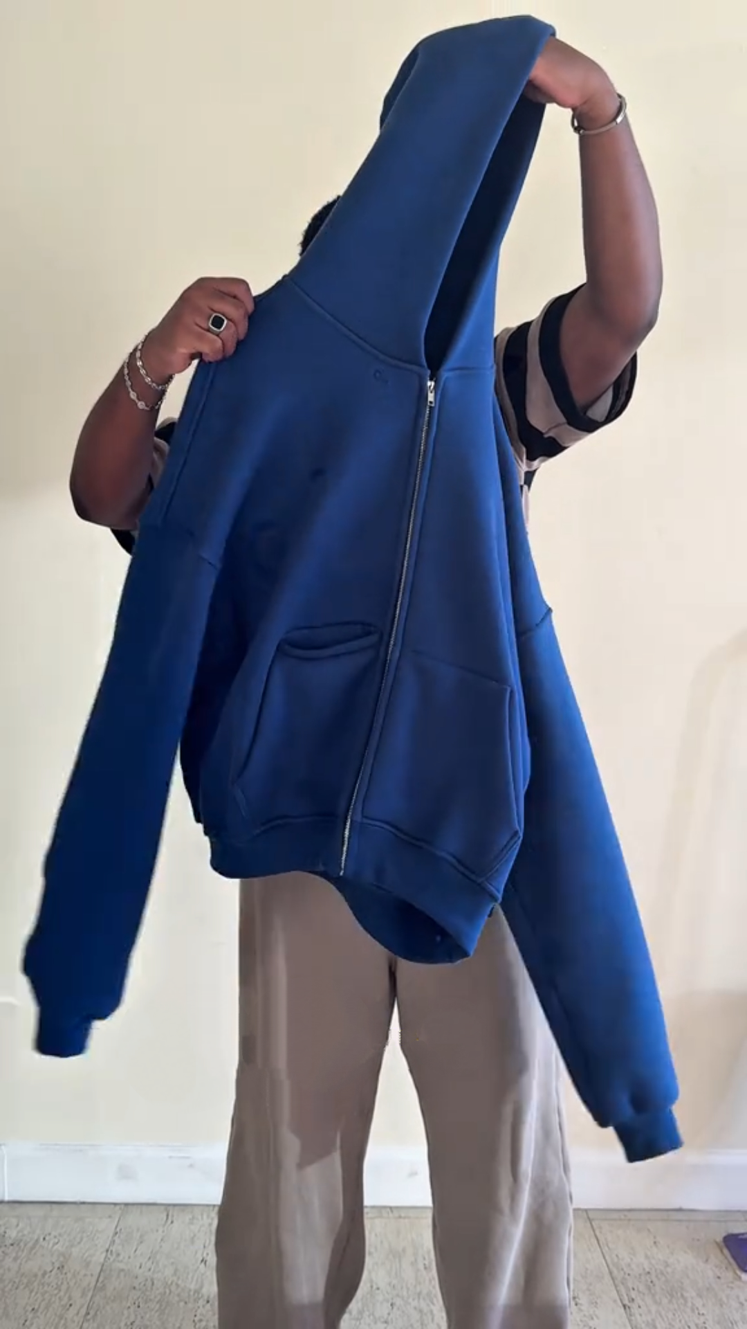 Men’s Sporty-Style Sweatshirt Jacket with Pockets and a Key Fob