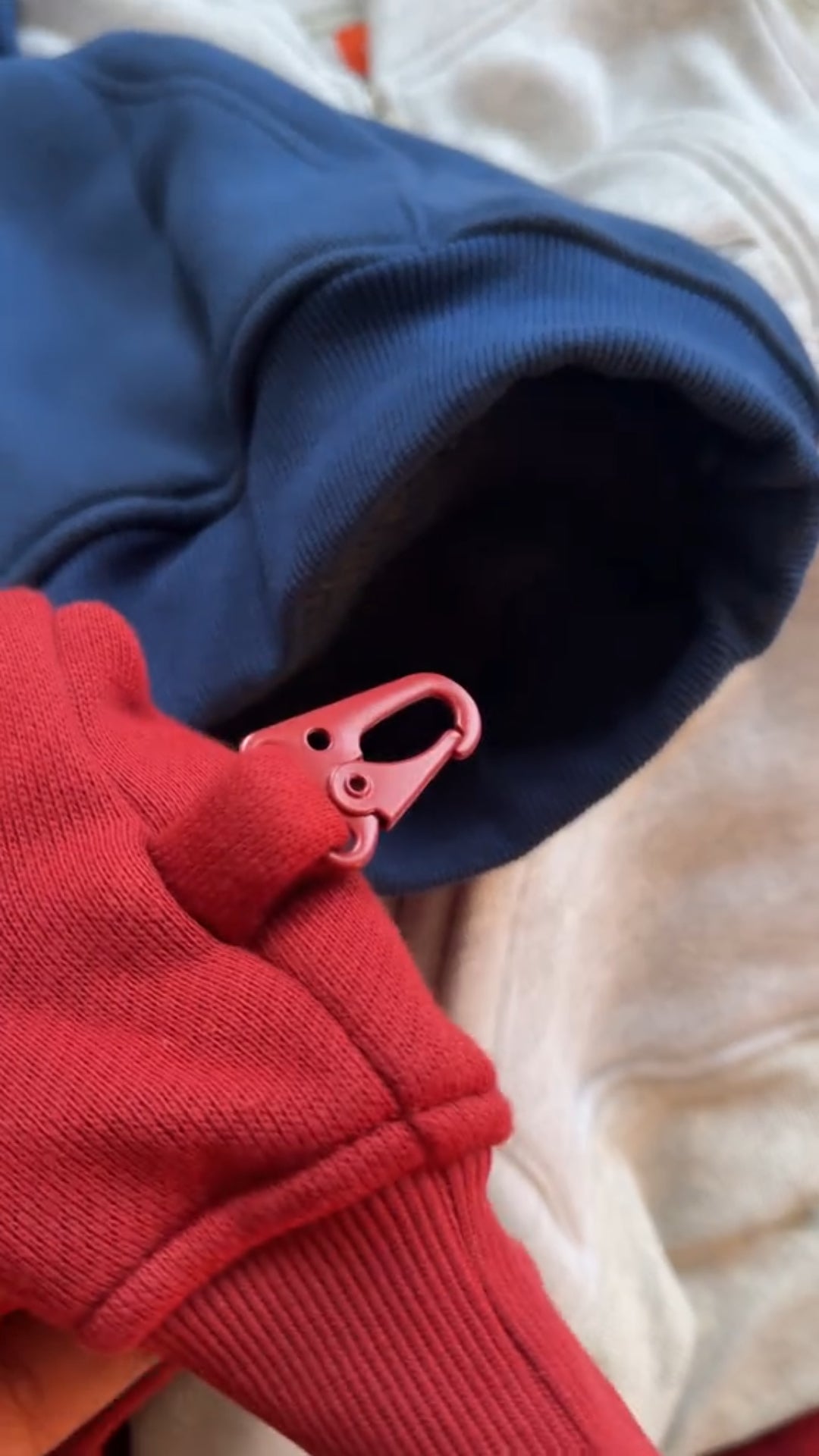 Men’s Sporty-Style Sweatshirt Jacket with Pockets and a Key Fob